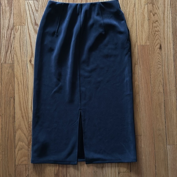 Lululemon sz 6 Softstreme High-Rise Midi Skirt
Black, new without tags - Picture 5 of 13